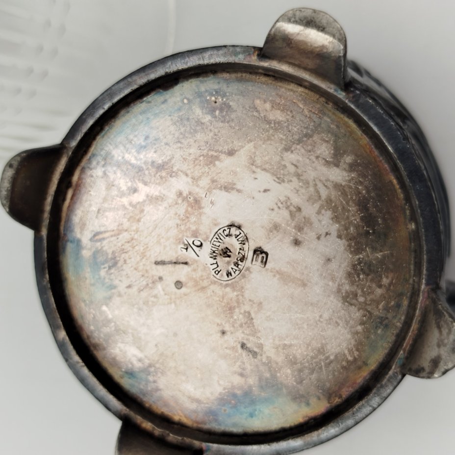 Подстаканник в стиле модерн с прорезным туловом и растительным декором (в комплекте со стаканом с геометрическим декором), металл, серебрение, стекло, Plewkiewicz & Co. (Фабрика Романа Плевкевича), Царство Польское, 1886-1914 гг.