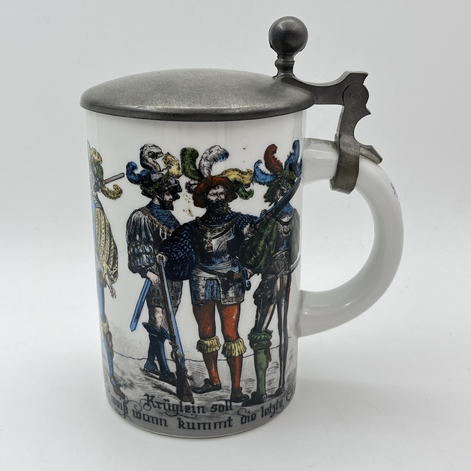 Кружка пивная с крышкой, украшенная изображением средневековых рыцарей, фарфор, деколь, крышка - сплав металлов, Германия, 1970-1990 гг.