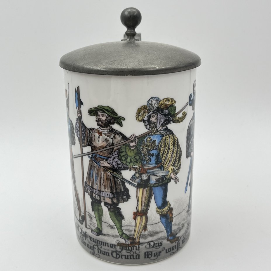 Кружка пивная с крышкой, украшенная изображением средневековых рыцарей