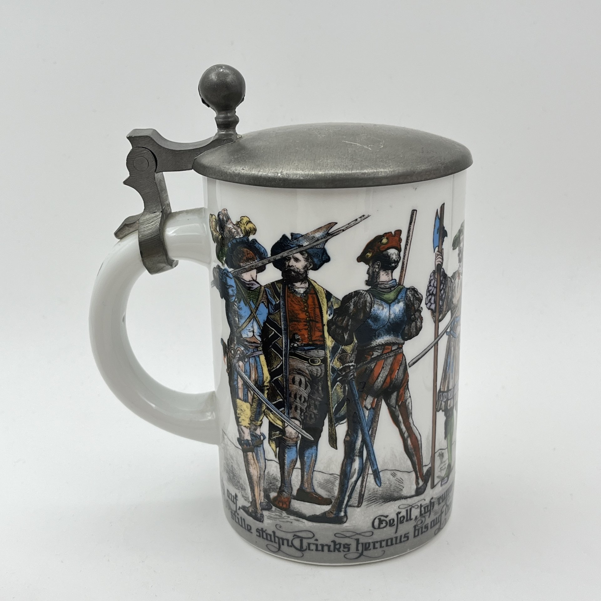 Кружка пивная с крышкой, украшенная изображением средневековых рыцарей, фарфор, деколь, крышка - сплав металлов, Германия, 1970-1990 гг.