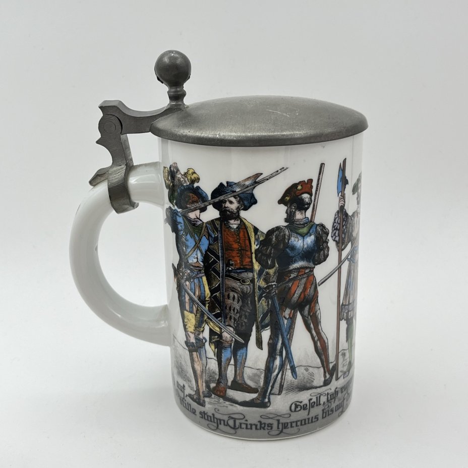 Кружка пивная с крышкой, украшенная изображением средневековых рыцарей