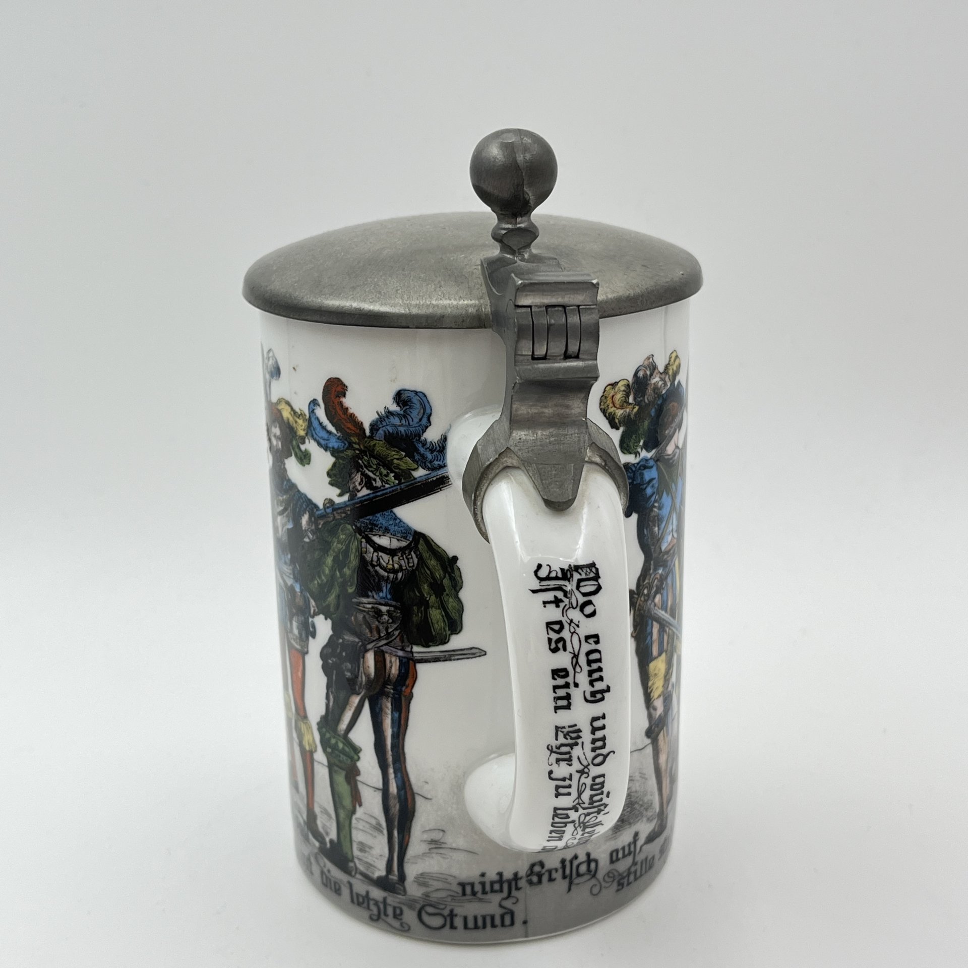 Кружка пивная с крышкой, украшенная изображением средневековых рыцарей, фарфор, деколь, крышка - сплав металлов, Германия, 1970-1990 гг.