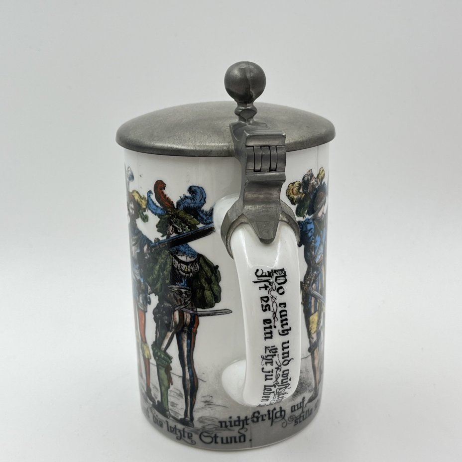 Кружка пивная с крышкой, украшенная изображением средневековых рыцарей