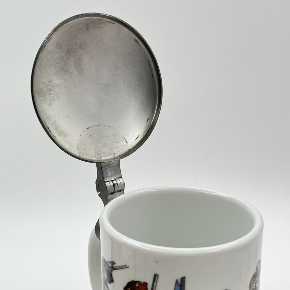 Кружка пивная с крышкой, украшенная изображением средневековых рыцарей