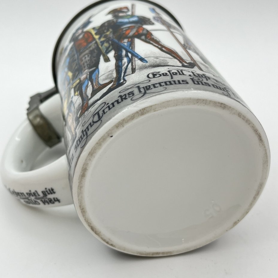 Кружка пивная с крышкой, украшенная изображением средневековых рыцарей