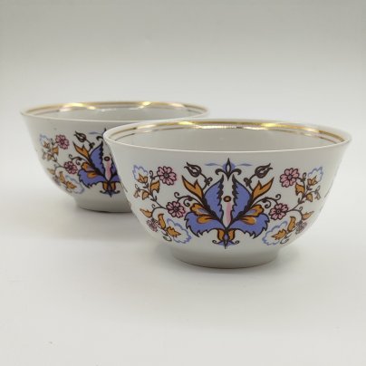 Пара салатников (пиал), украшенных растительным декором