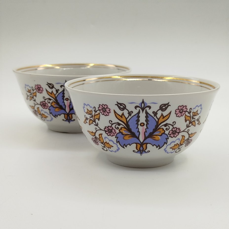 Пара салатников (пиал), украшенных растительным декором