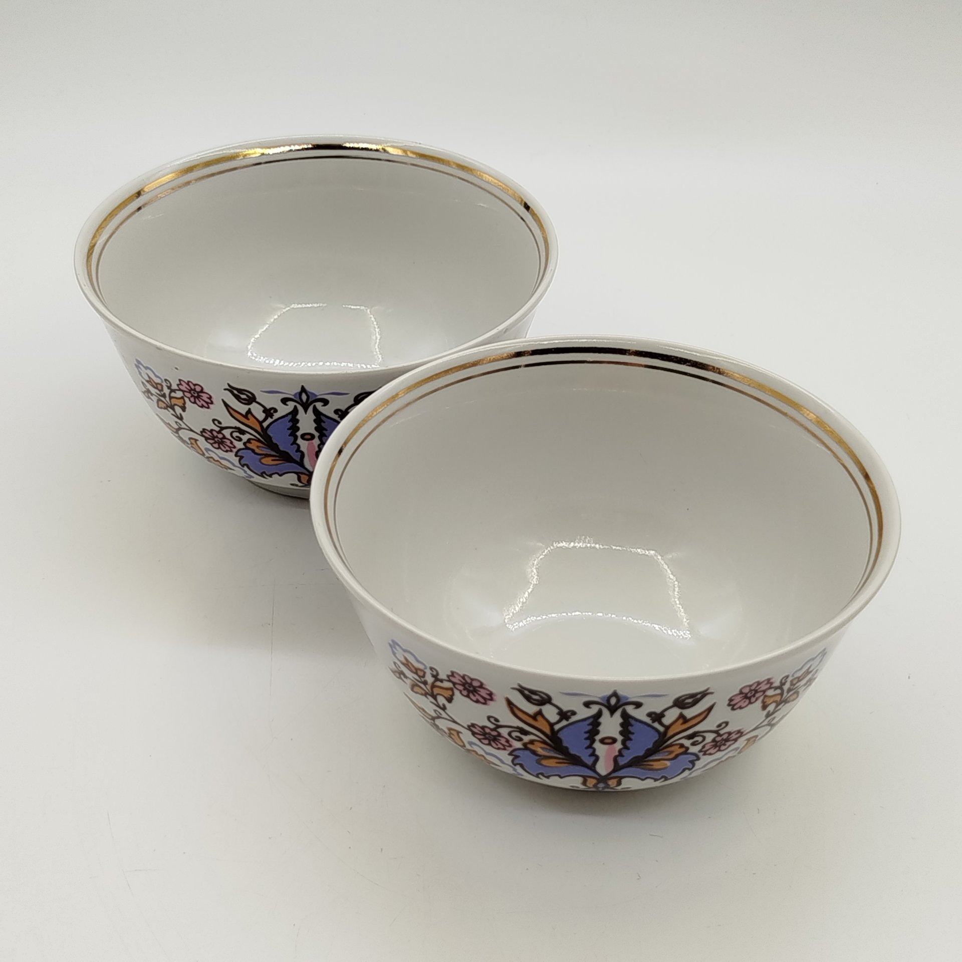 Пара салатников (пиал), украшенных растительным декором