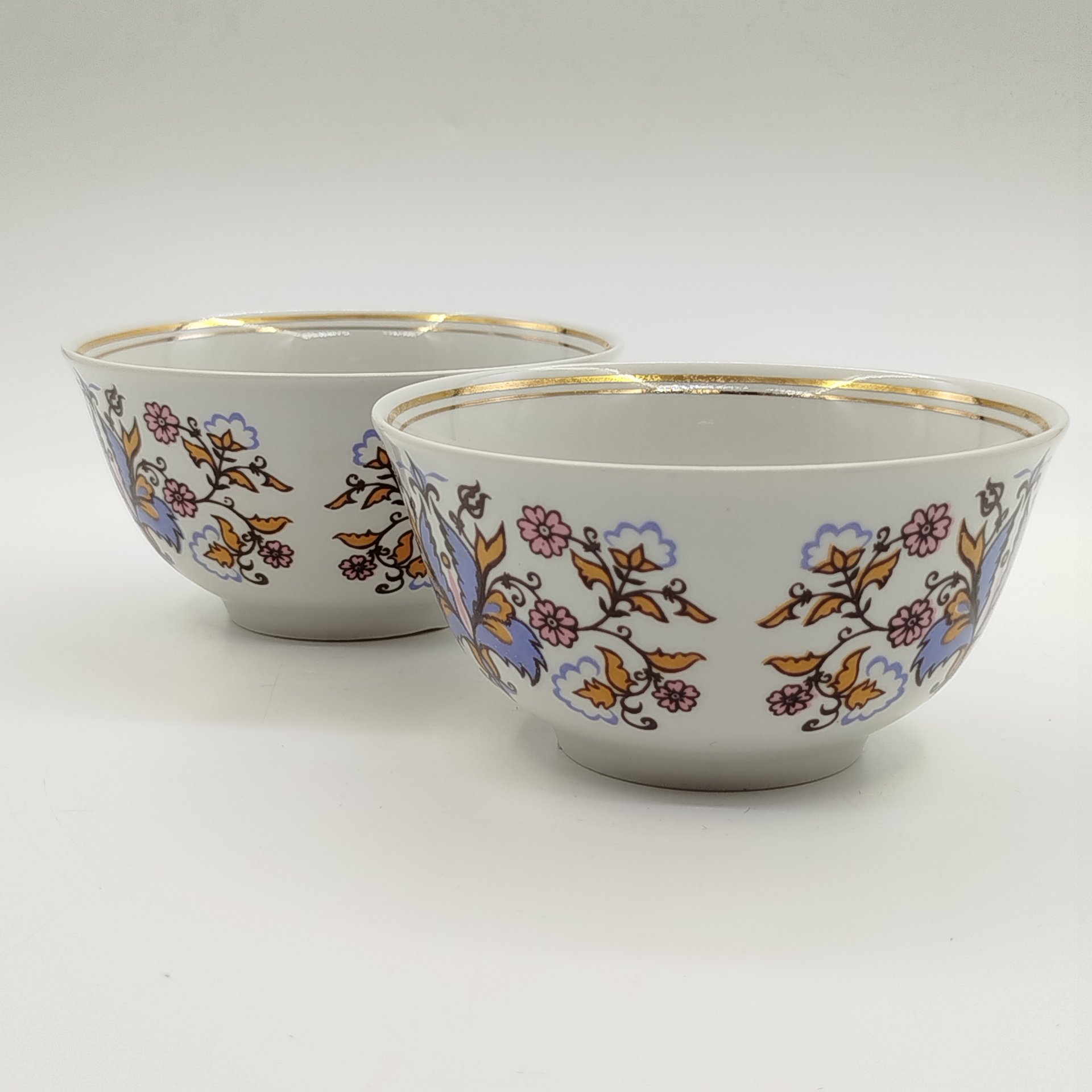 Пара салатников (пиал), украшенных растительным декором