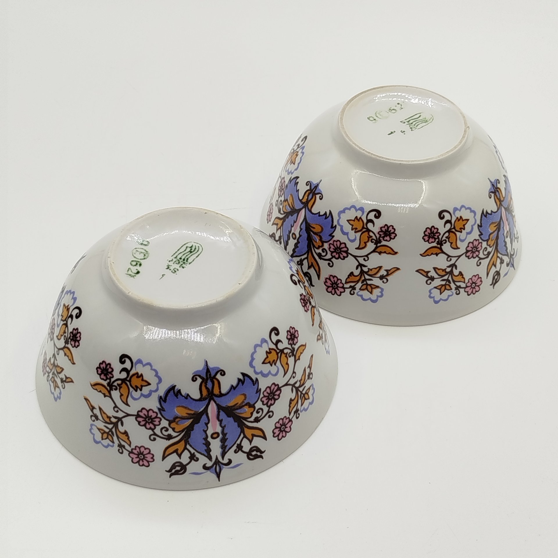 Пара салатников (пиал), украшенных растительным декором