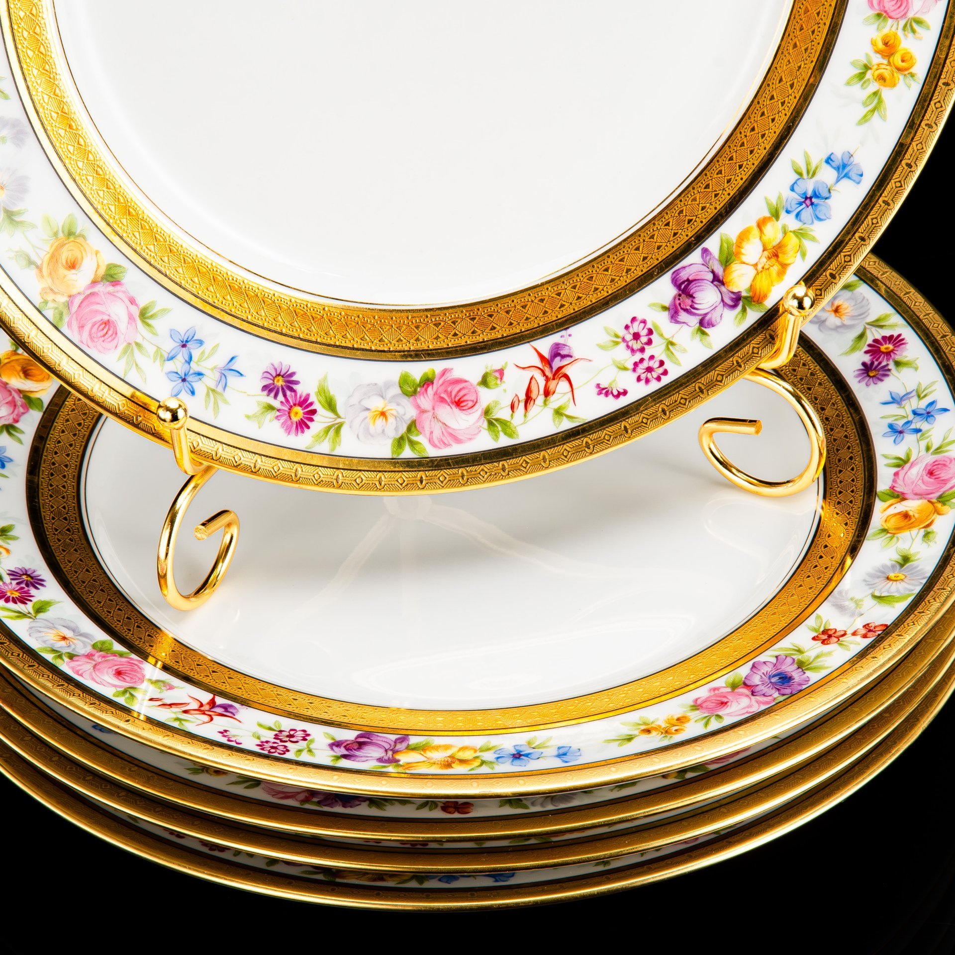 Набор обеденных тарелок на 5 персон, украшенных цветочным декором по борту, CHARLES AHRENFELDT & SON, фарфор, роспись, золочение, Limoges, Франция, 1910-1940 гг.