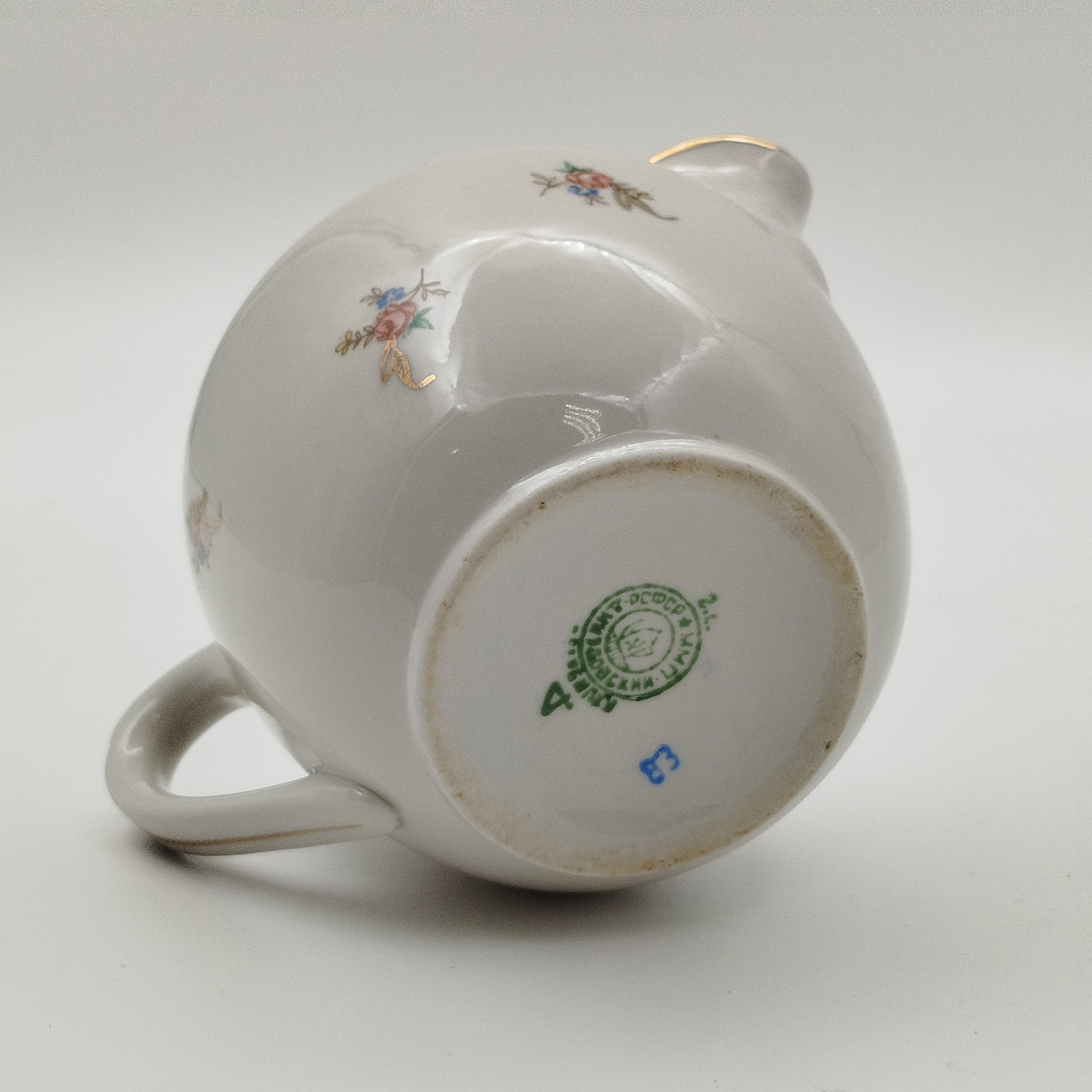 Молочник/сливочник, украшенный цветочным декором, фарфор, деколь, золочение, Дмитровский фарфоровый завод (ДФЗ Вербилки), СССР, 1940-1954 гг.