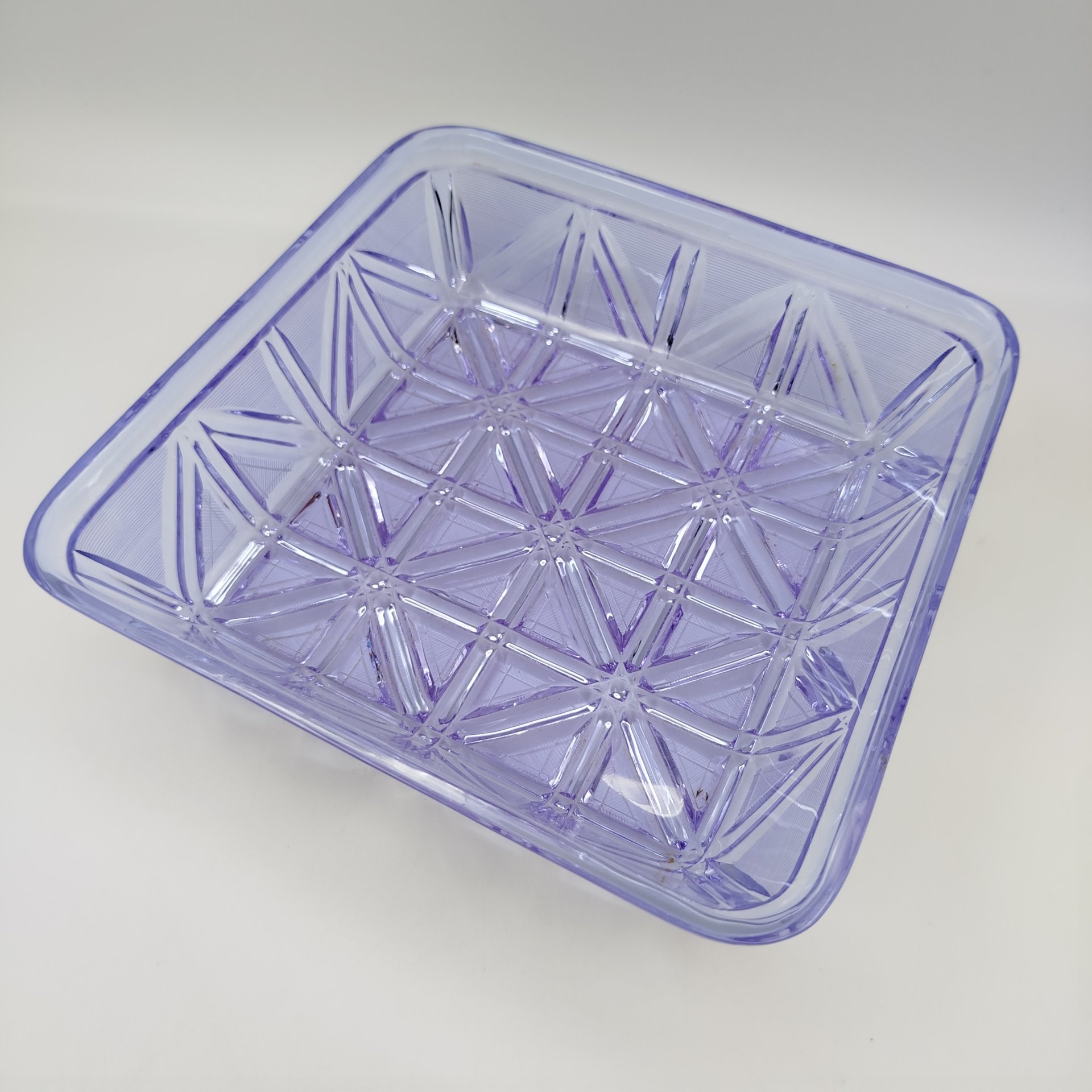 Фруктовница квадратной формы из сервиза "Весенний" в сиренево-голубом оттенке, автор Л.Д. Смирнова, стекло, неодимовое (александритовое), прессование, алмазная грань, Ленинградский завод художественного стекла (ЛЗХС), СССР, 1970-1980 гг.