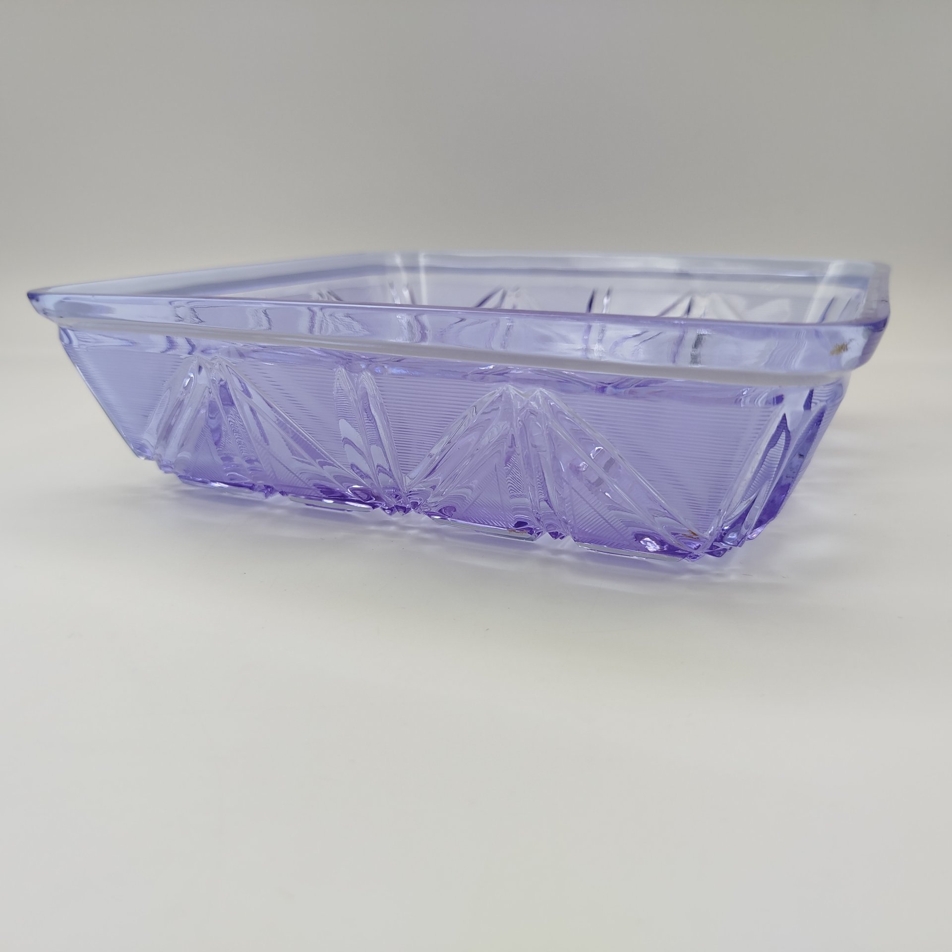 Фруктовница квадратной формы из сервиза "Весенний" в сиренево-голубом оттенке, автор Л.Д. Смирнова, стекло, неодимовое (александритовое), прессование, алмазная грань, Ленинградский завод художественного стекла (ЛЗХС), СССР, 1970-1980 гг.