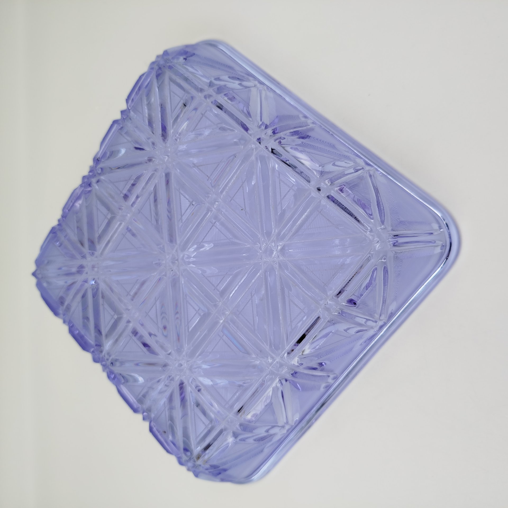 Фруктовница квадратной формы из сервиза "Весенний" в сиренево-голубом оттенке, автор Л.Д. Смирнова, стекло, неодимовое (александритовое), прессование, алмазная грань, Ленинградский завод художественного стекла (ЛЗХС), СССР, 1970-1980 гг.