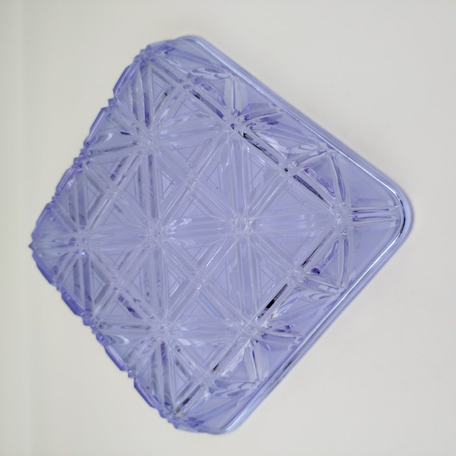 Фруктовница квадратной формы из сервиза "Весенний" в сиренево-голубом оттенке, автор Л.Д. Смирнова, стекло, неодимовое (александритовое), прессование, алмазная грань, Ленинградский завод художественного стекла (ЛЗХС), СССР, 1970-1980 гг.