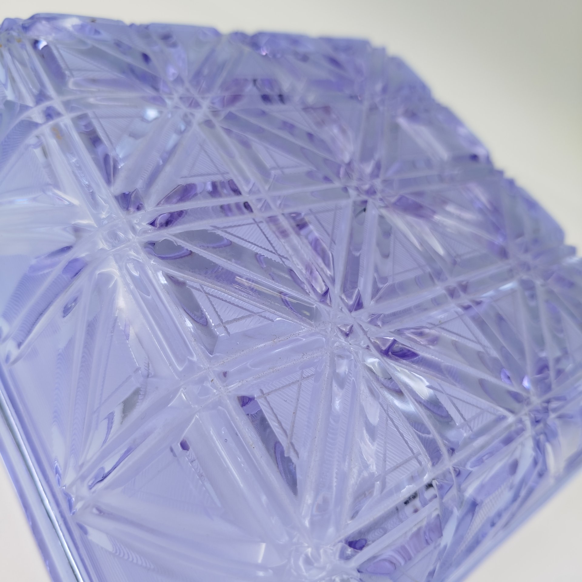 Фруктовница квадратной формы из сервиза "Весенний" в сиренево-голубом оттенке, автор Л.Д. Смирнова, стекло, неодимовое (александритовое), прессование, алмазная грань, Ленинградский завод художественного стекла (ЛЗХС), СССР, 1970-1980 гг.