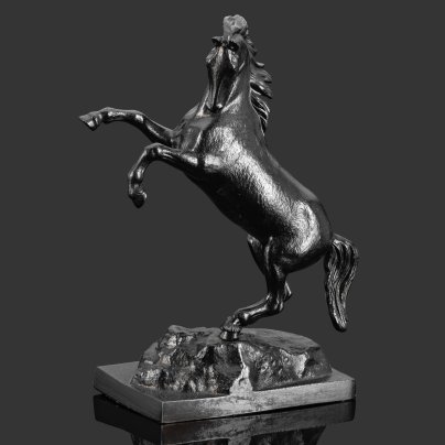 Статуэтка "Играющий конь" ("Конь на дыбах"), автор модели  В.М. Пряхин, чугун, «голландская сажа», Каслинский чугунолитейный завод (Касли), СССР, 1987-1991 гг.