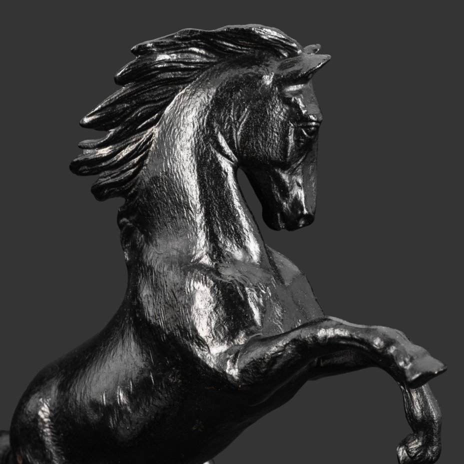 Статуэтка "Играющий конь" ("Конь на дыбах"), автор модели  В.М. Пряхин, чугун, «голландская сажа», Каслинский чугунолитейный завод (Касли), СССР, 1987-1991 гг.
