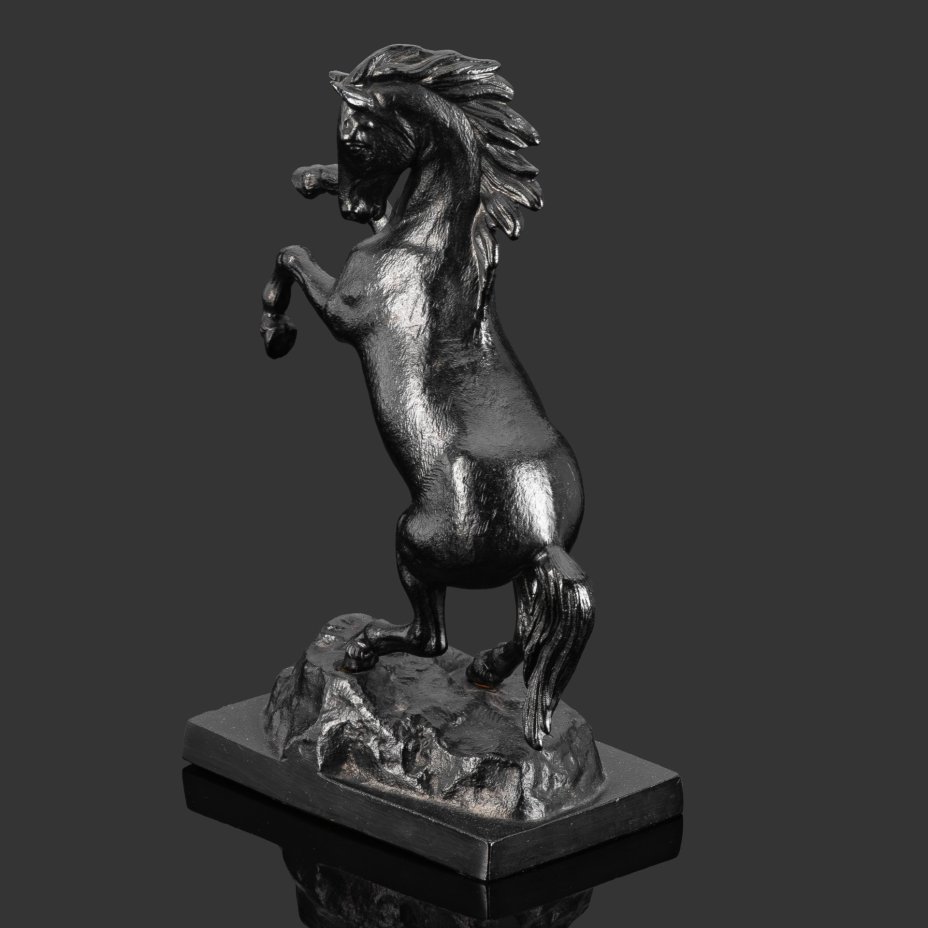 Статуэтка "Играющий конь" ("Конь на дыбах"), автор модели  В.М. Пряхин, чугун, «голландская сажа», Каслинский чугунолитейный завод (Касли), СССР, 1987-1991 гг.