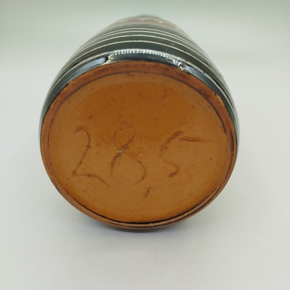 Ваза с абстрактным декором