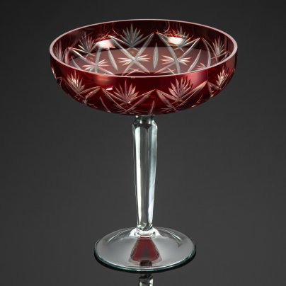Фруктовница алого цвета с резным декором на высокой ножке, хрусталь, гранение, резьба, СССР, 1970-1990 гг.