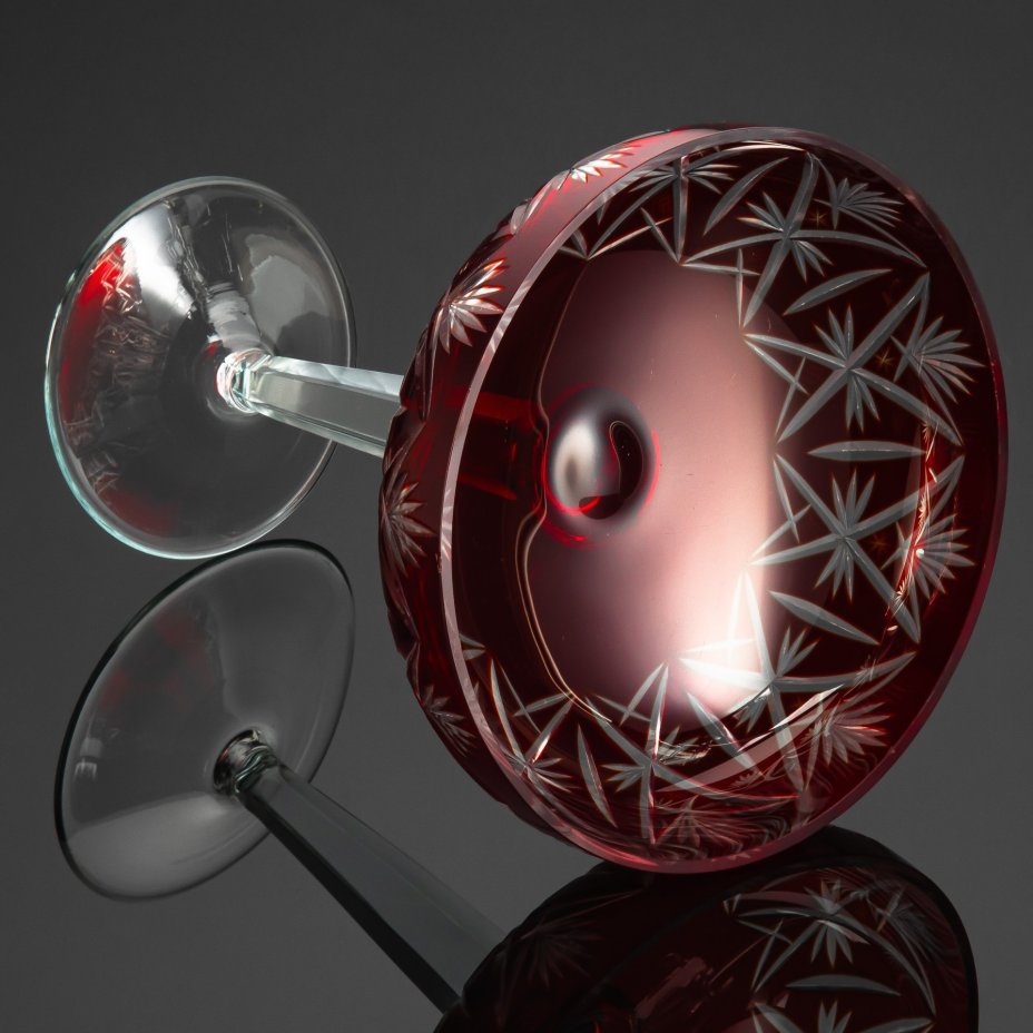 Фруктовница алого цвета с резным декором на высокой ножке