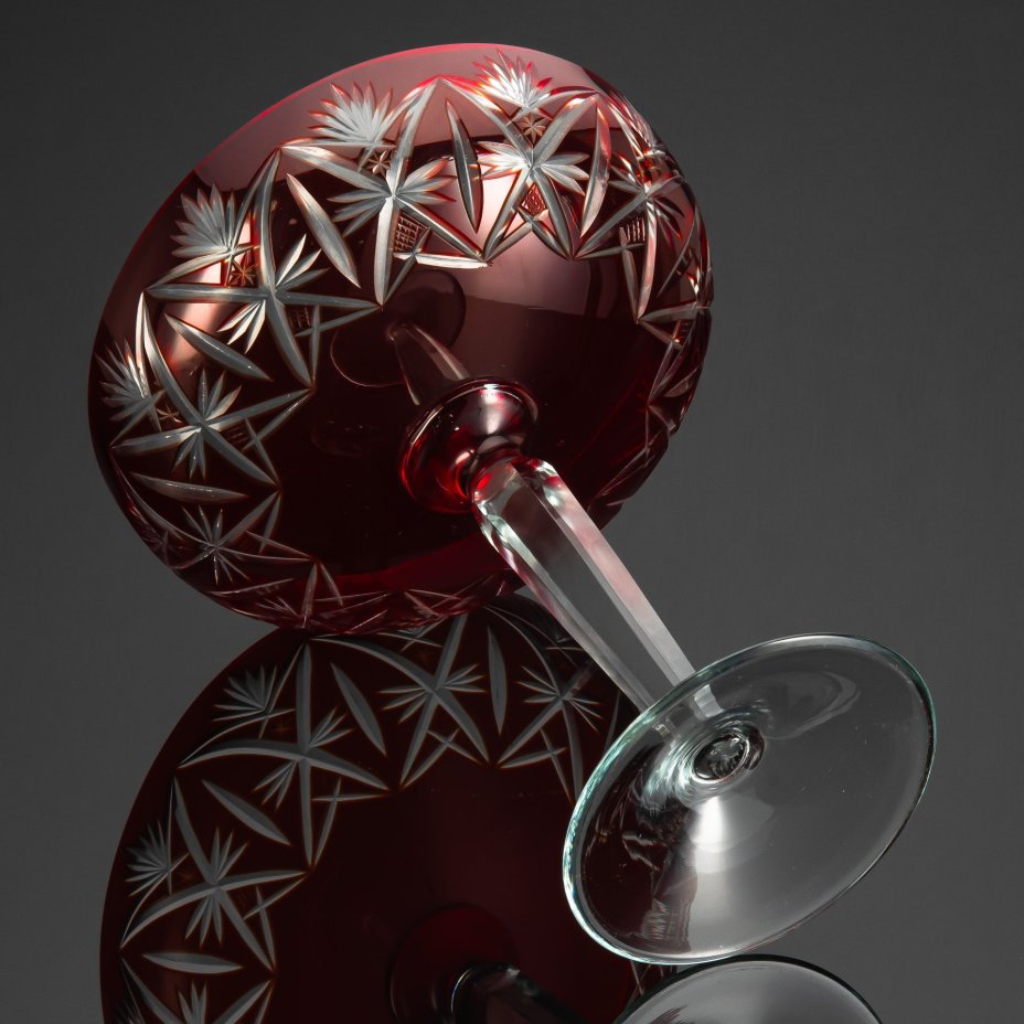 Фруктовница алого цвета с резным декором на высокой ножке