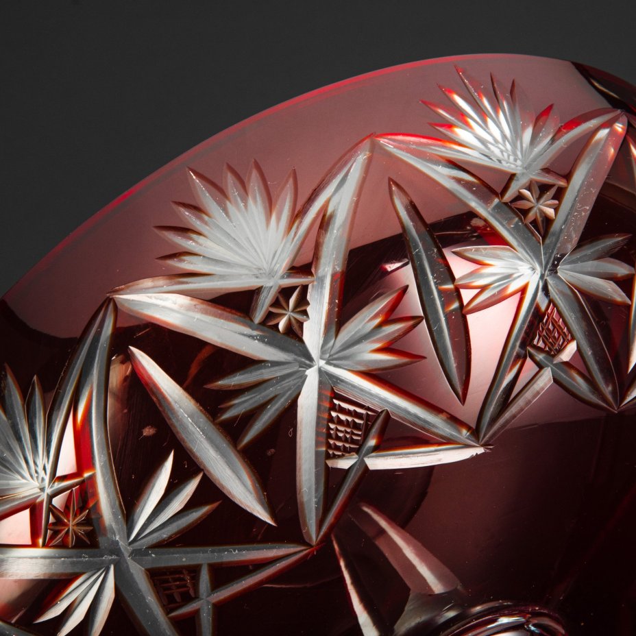 Фруктовница алого цвета с резным декором на высокой ножке