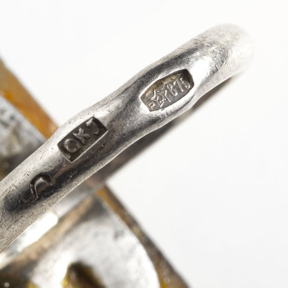 Кольцо с янтарной вставкой