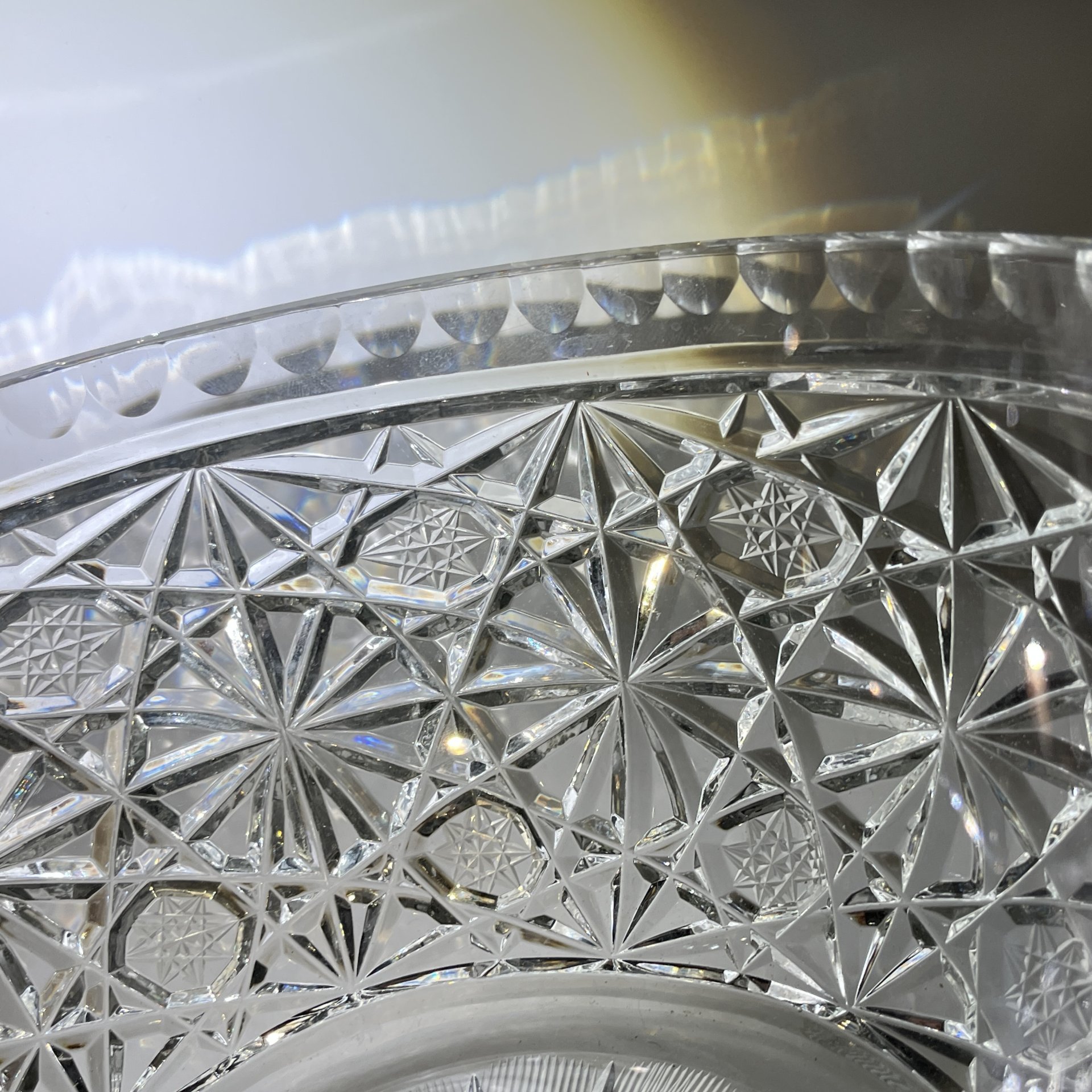 Салатник круглой формы с резным геометрическим декором, хрусталь, алмазная грань, СССР, 1970-1990 гг.