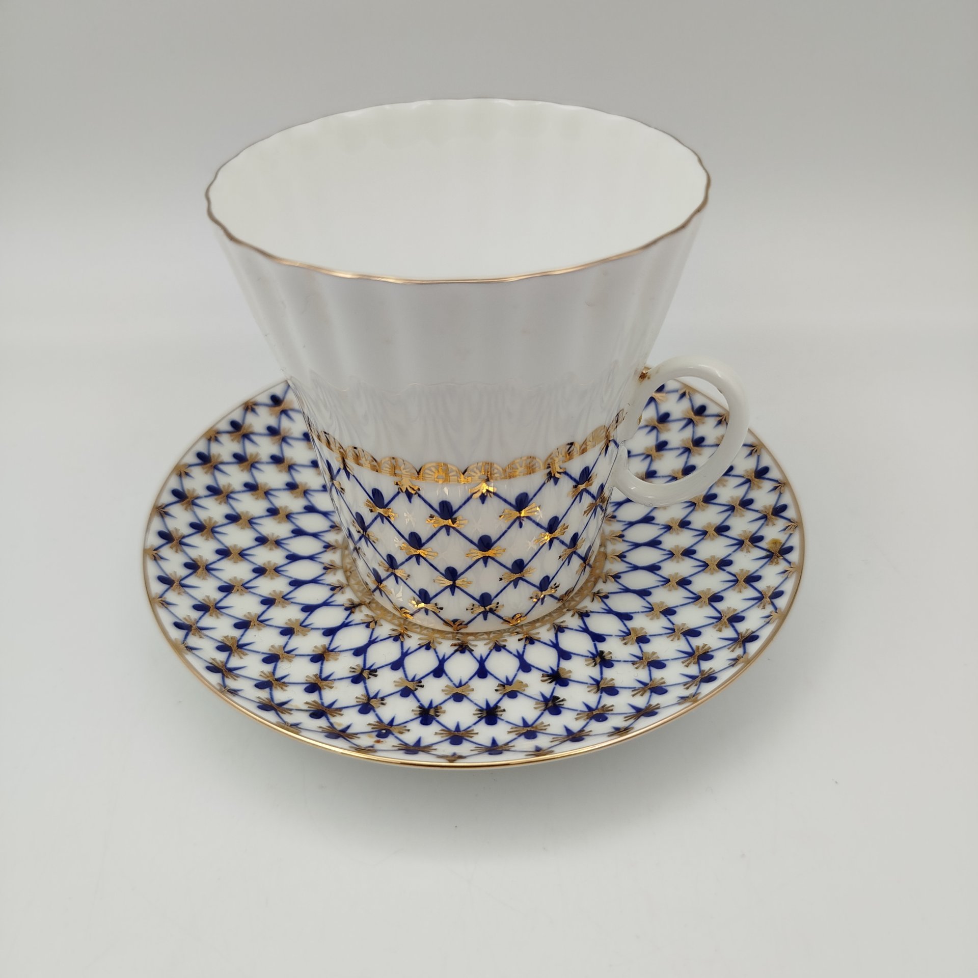 Пара кофейная, украшенная декором "Кобальтовая сетка", фарфор, роспись, золочение, Императорский фарфоровый завод (ИФЗ), Россия, 2000-2012 гг.