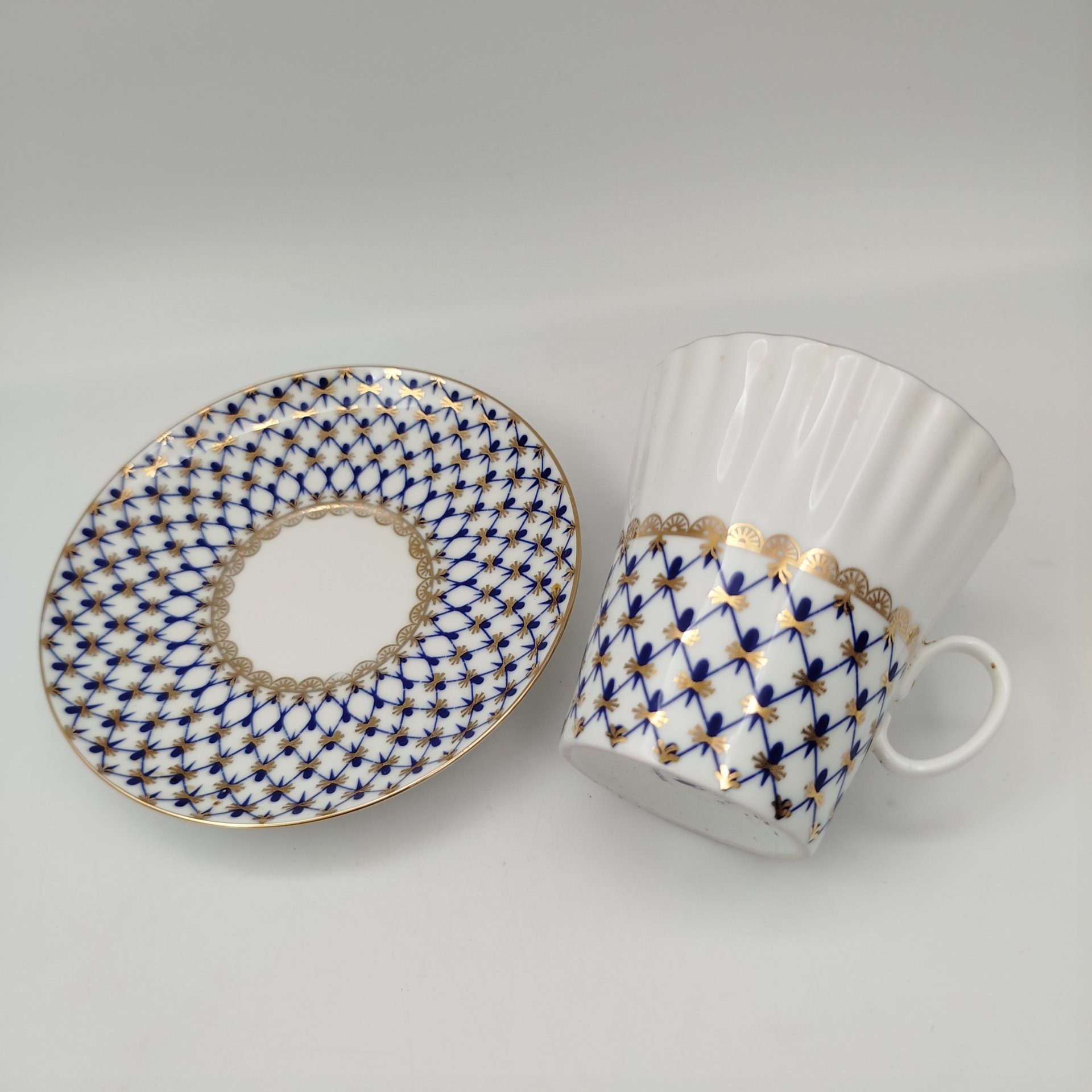 Пара кофейная, украшенная декором "Кобальтовая сетка", фарфор, роспись, золочение, Императорский фарфоровый завод (ИФЗ), Россия, 2000-2012 гг.