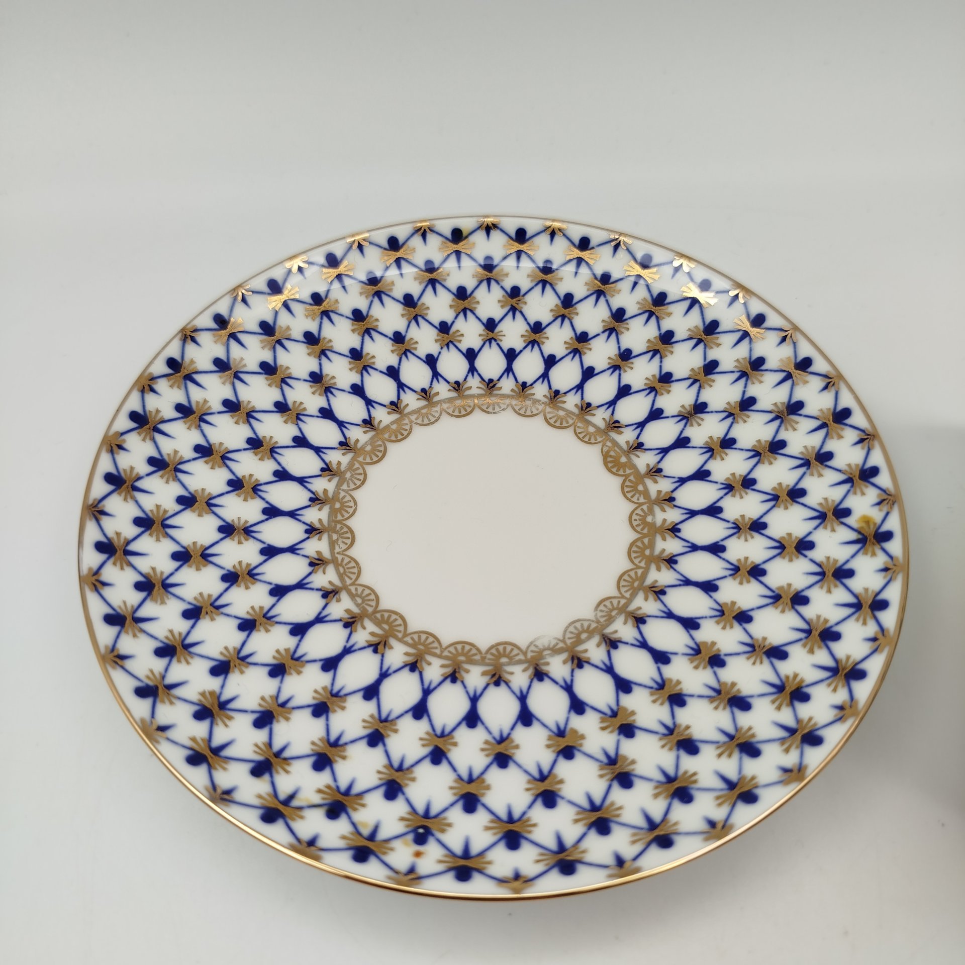 Пара кофейная, украшенная декором "Кобальтовая сетка", фарфор, роспись, золочение, Императорский фарфоровый завод (ИФЗ), Россия, 2000-2012 гг.