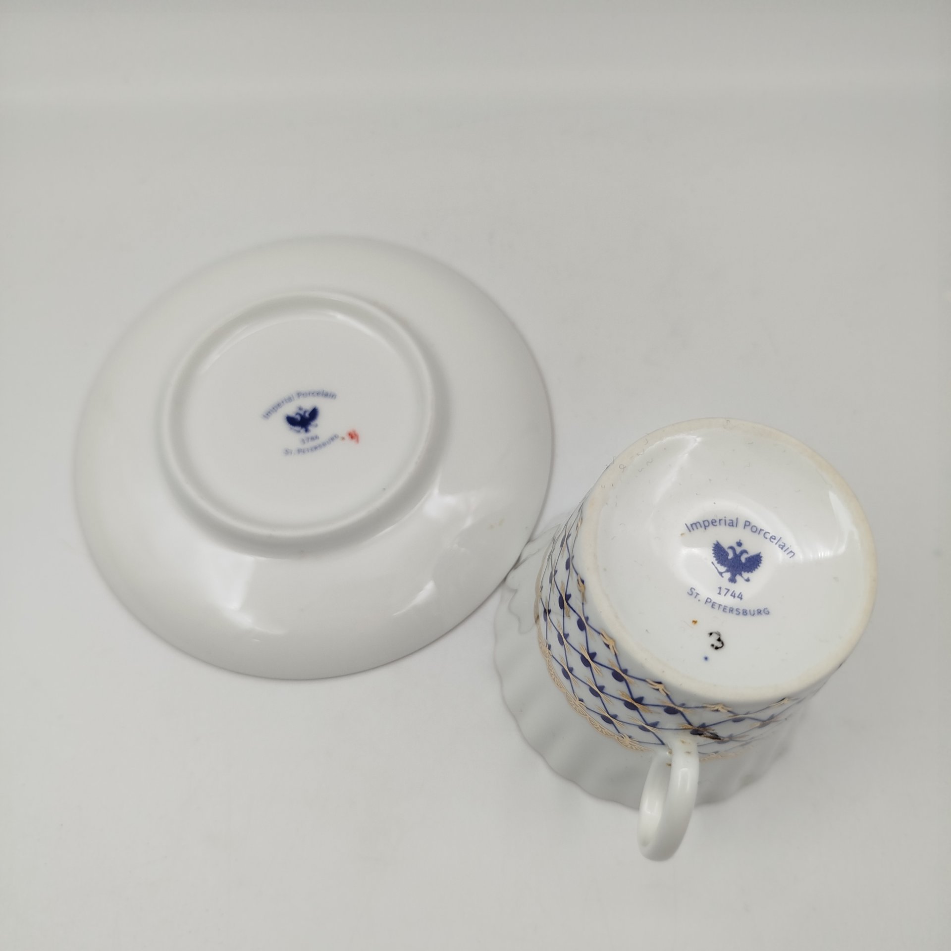 Пара кофейная, украшенная декором "Кобальтовая сетка", фарфор, роспись, золочение, Императорский фарфоровый завод (ИФЗ), Россия, 2000-2012 гг.