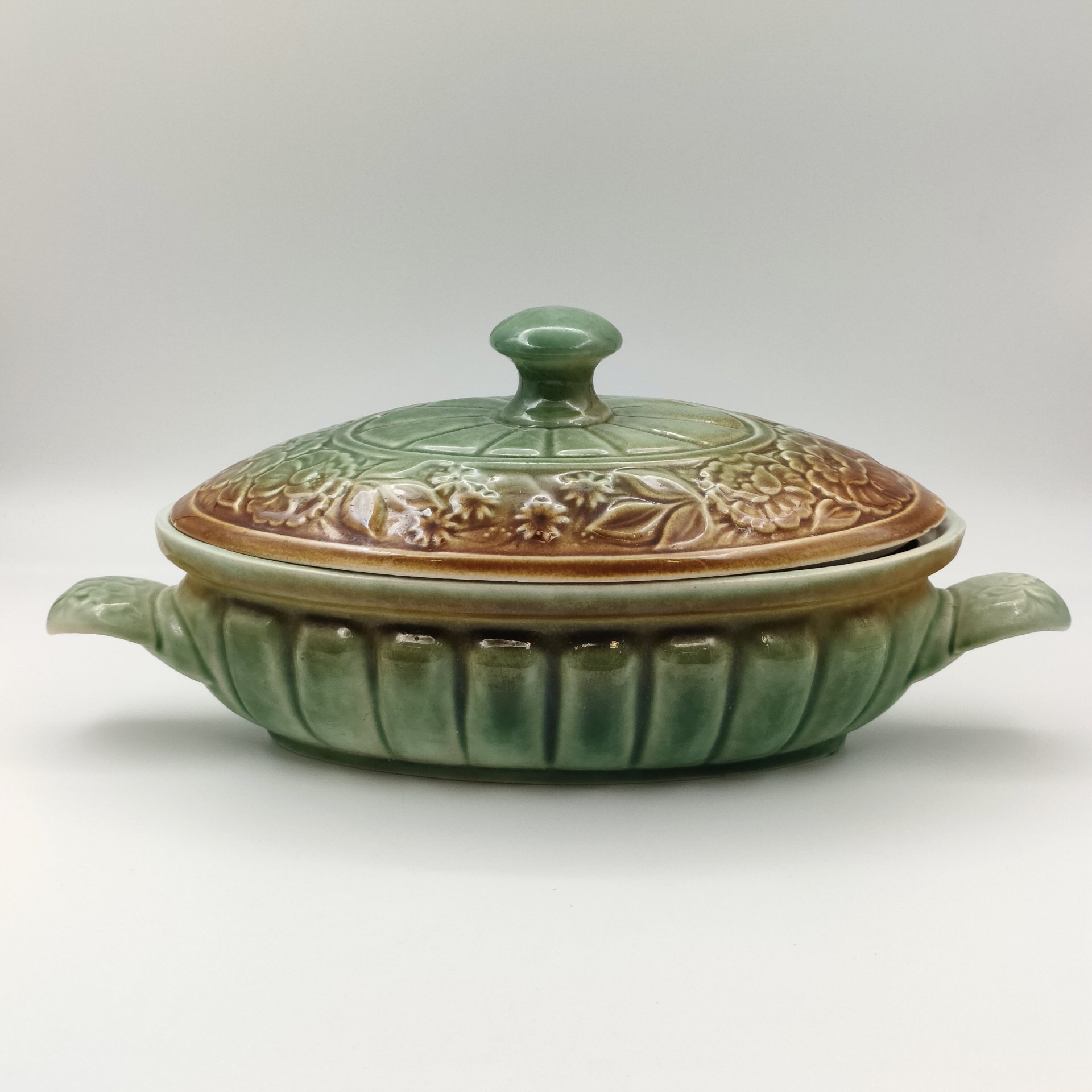 Террина (для подачи горячих блюд), украшенная рельефным цветочным декором, фаянс, глазурь, Европа, 1980-2000 гг.