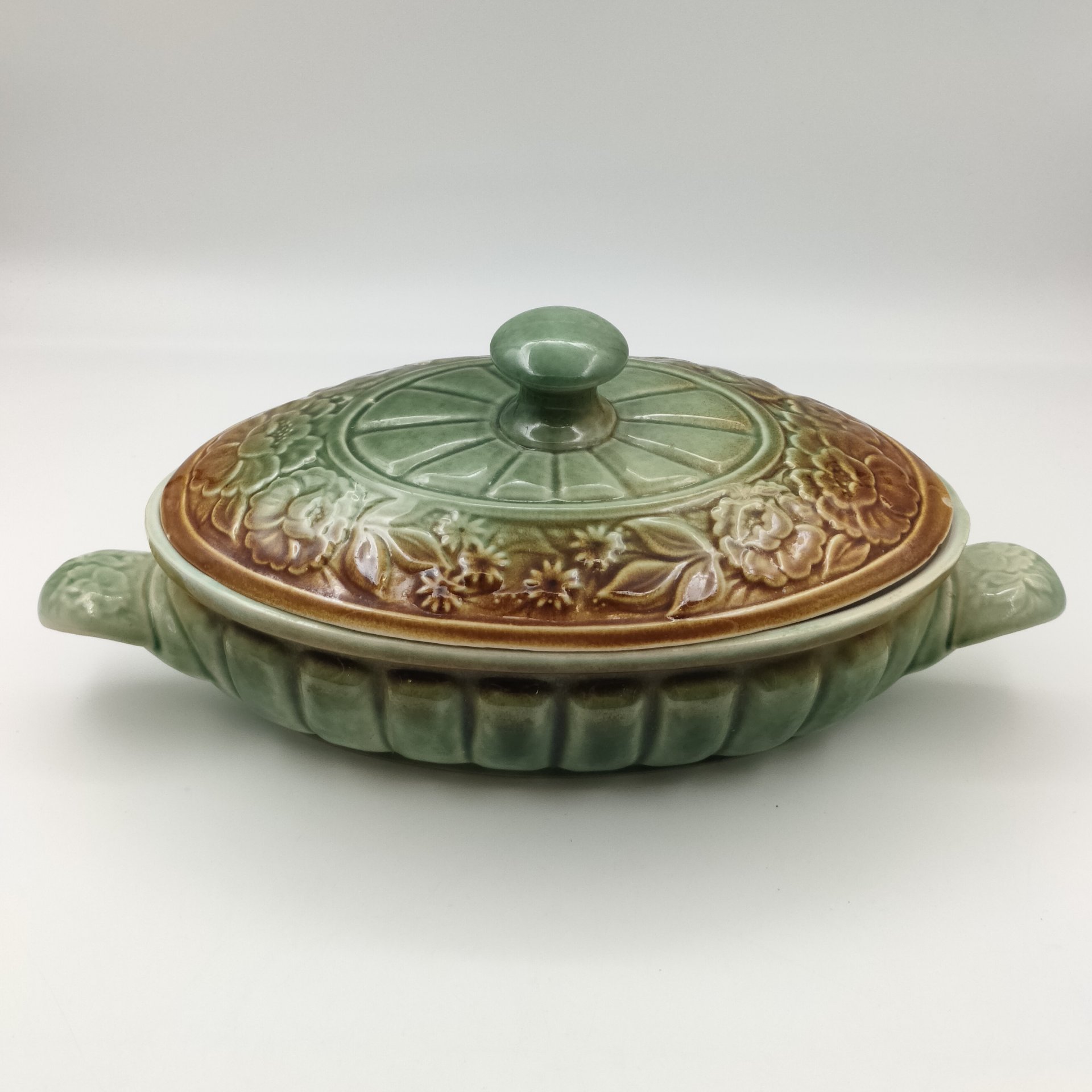 Террина (для подачи горячих блюд), украшенная рельефным цветочным декором, фаянс, глазурь, Европа, 1980-2000 гг.