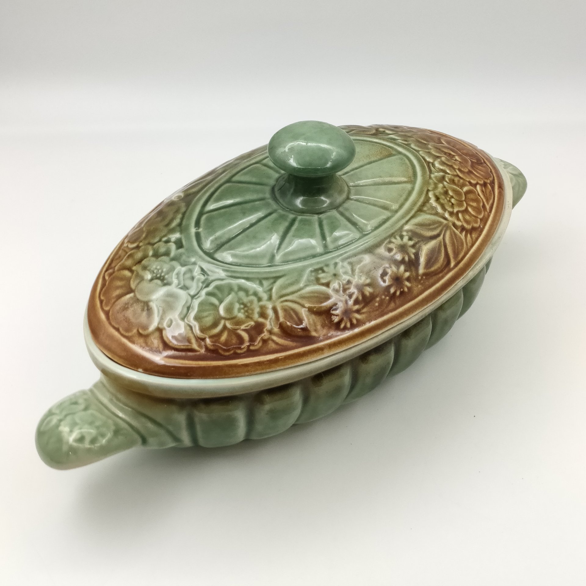 Террина (для подачи горячих блюд), украшенная рельефным цветочным декором, фаянс, глазурь, Европа, 1980-2000 гг.