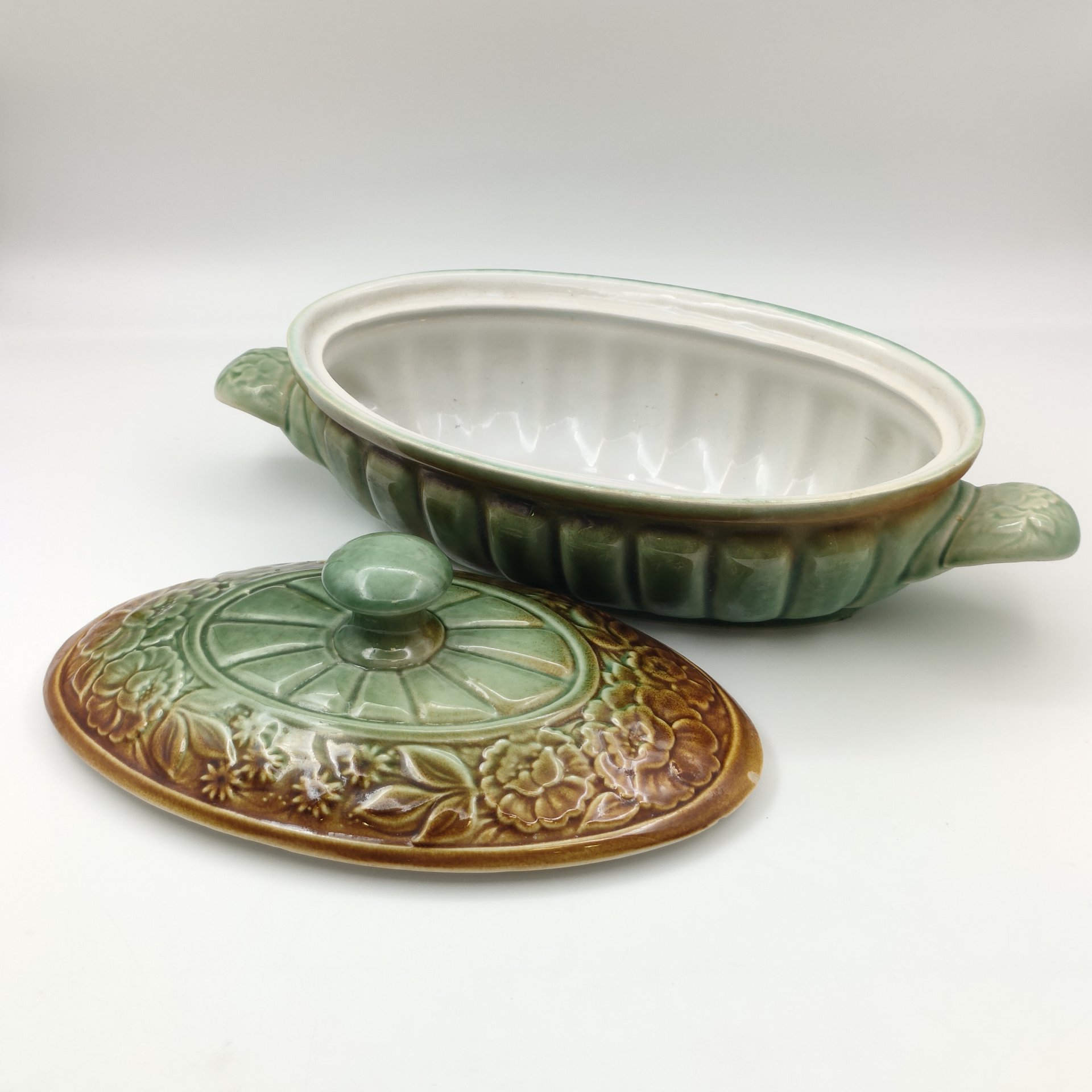 Террина (для подачи горячих блюд), украшенная рельефным цветочным декором, фаянс, глазурь, Европа, 1980-2000 гг.