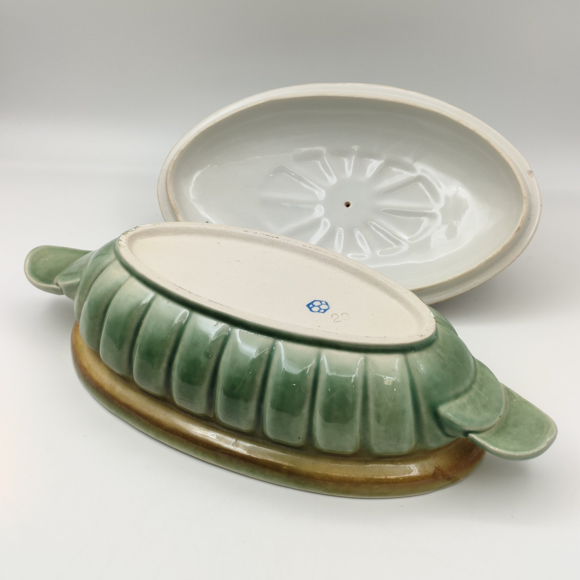 Террина (для подачи горячих блюд), украшенная рельефным цветочным декором, фаянс, глазурь, Европа, 1980-2000 гг.