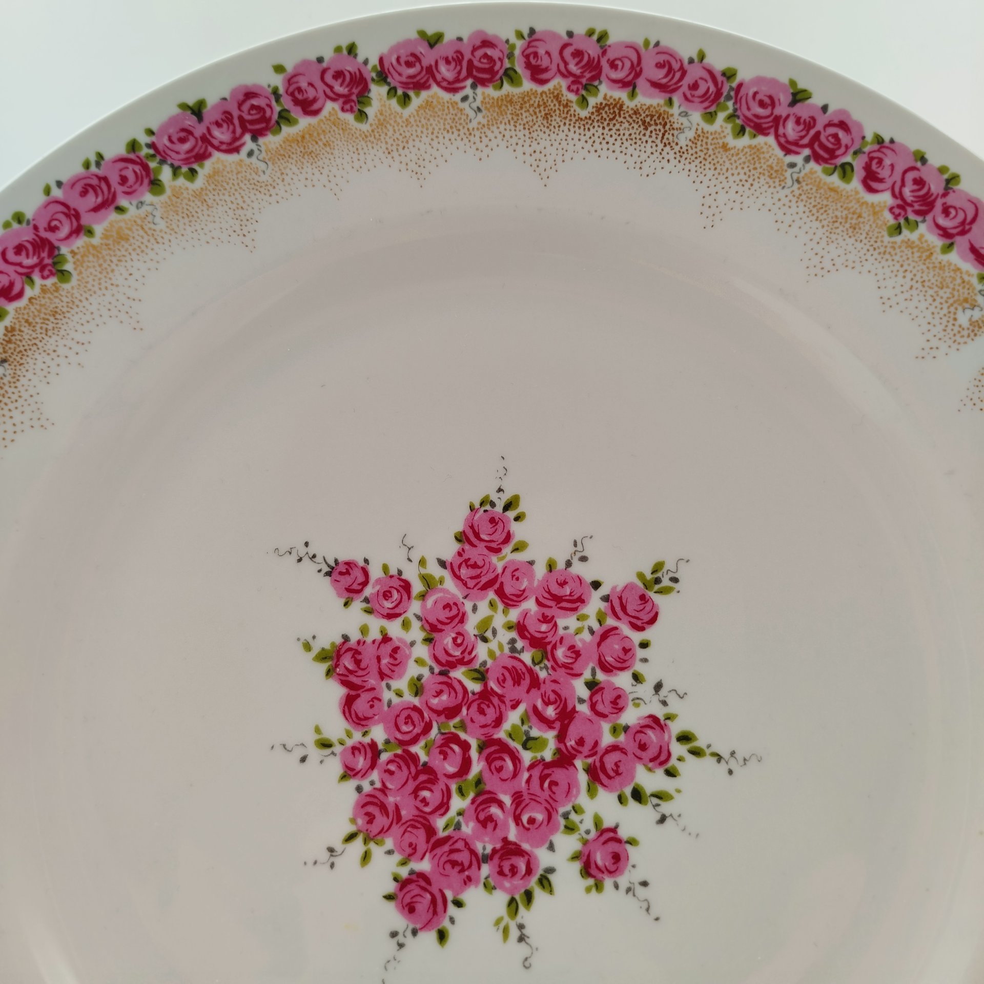 Блюдо, украшенное цветочным декором, фарфор, деколь, золочение, Graf Von Henneberg Porzellan, 1777 Jlmenau, ГДР, 1973-1977 гг.