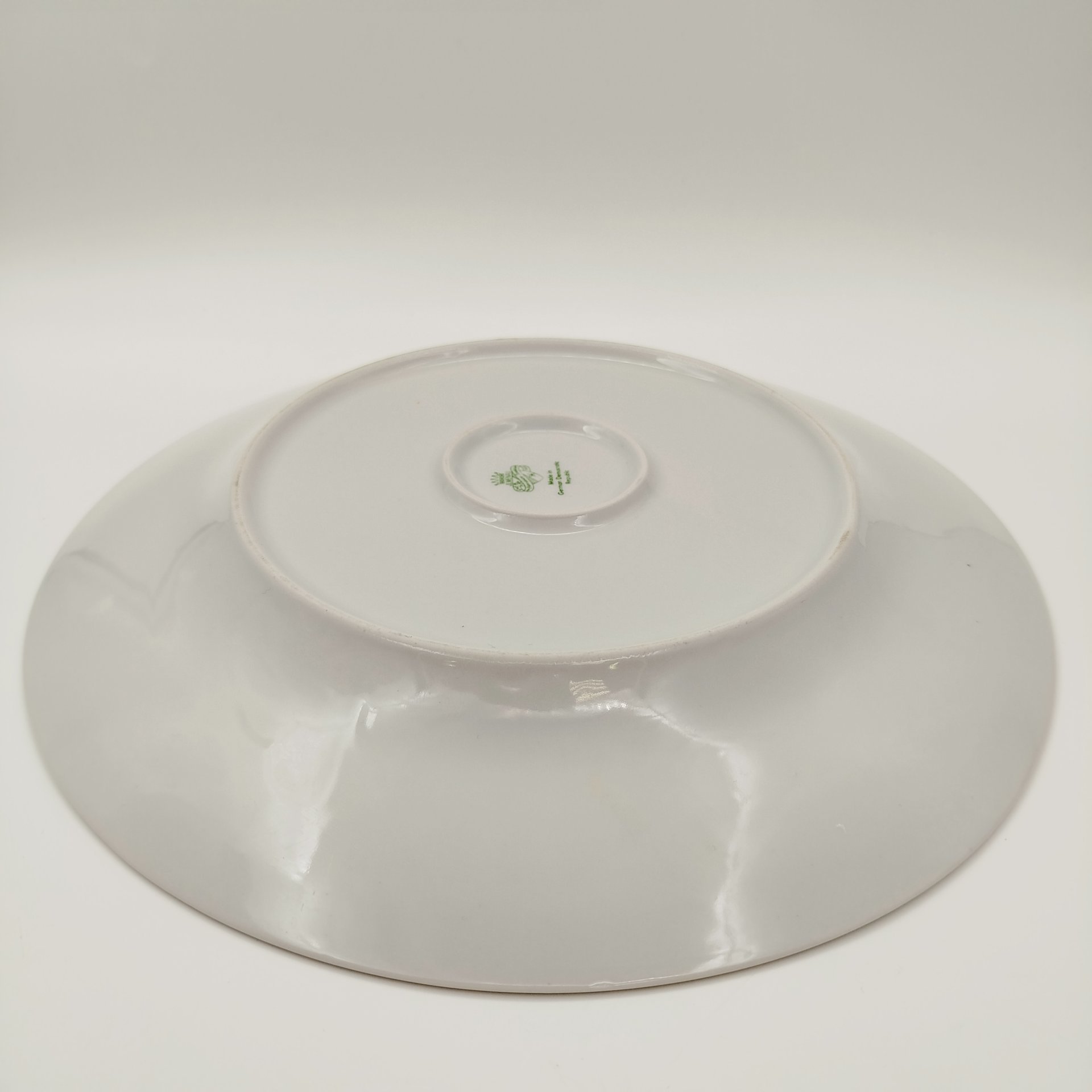 Блюдо, украшенное цветочным декором, фарфор, деколь, золочение, Graf Von Henneberg Porzellan, 1777 Jlmenau, ГДР, 1973-1977 гг.