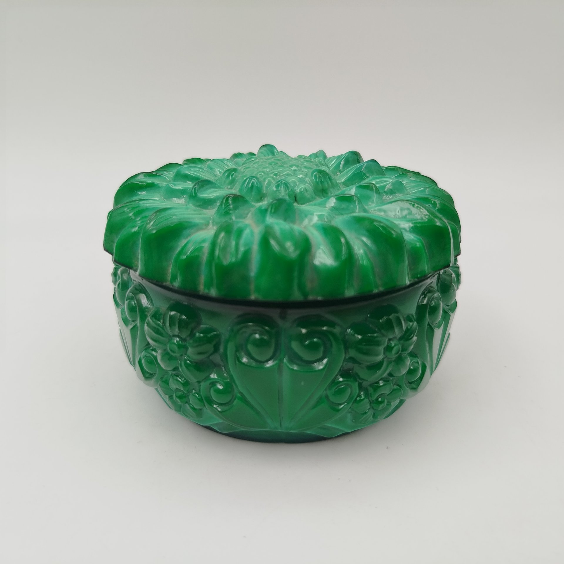 Шкатулка "Хризантема", малахитовое стекло, Чехословакия