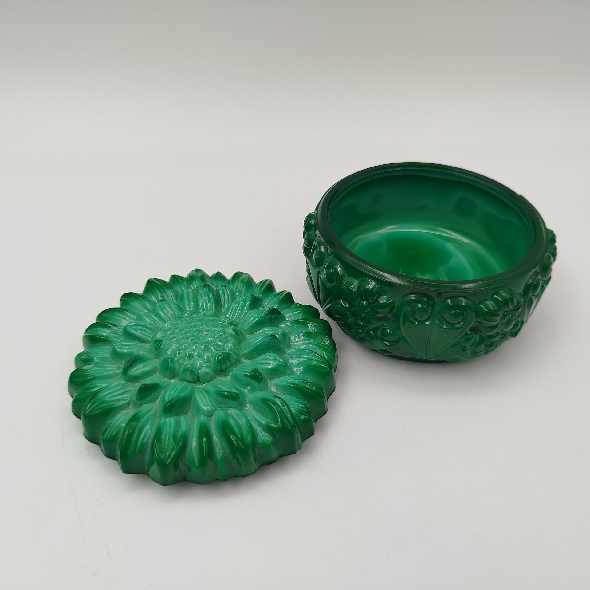 Шкатулка "Хризантема", малахитовое стекло, Чехословакия