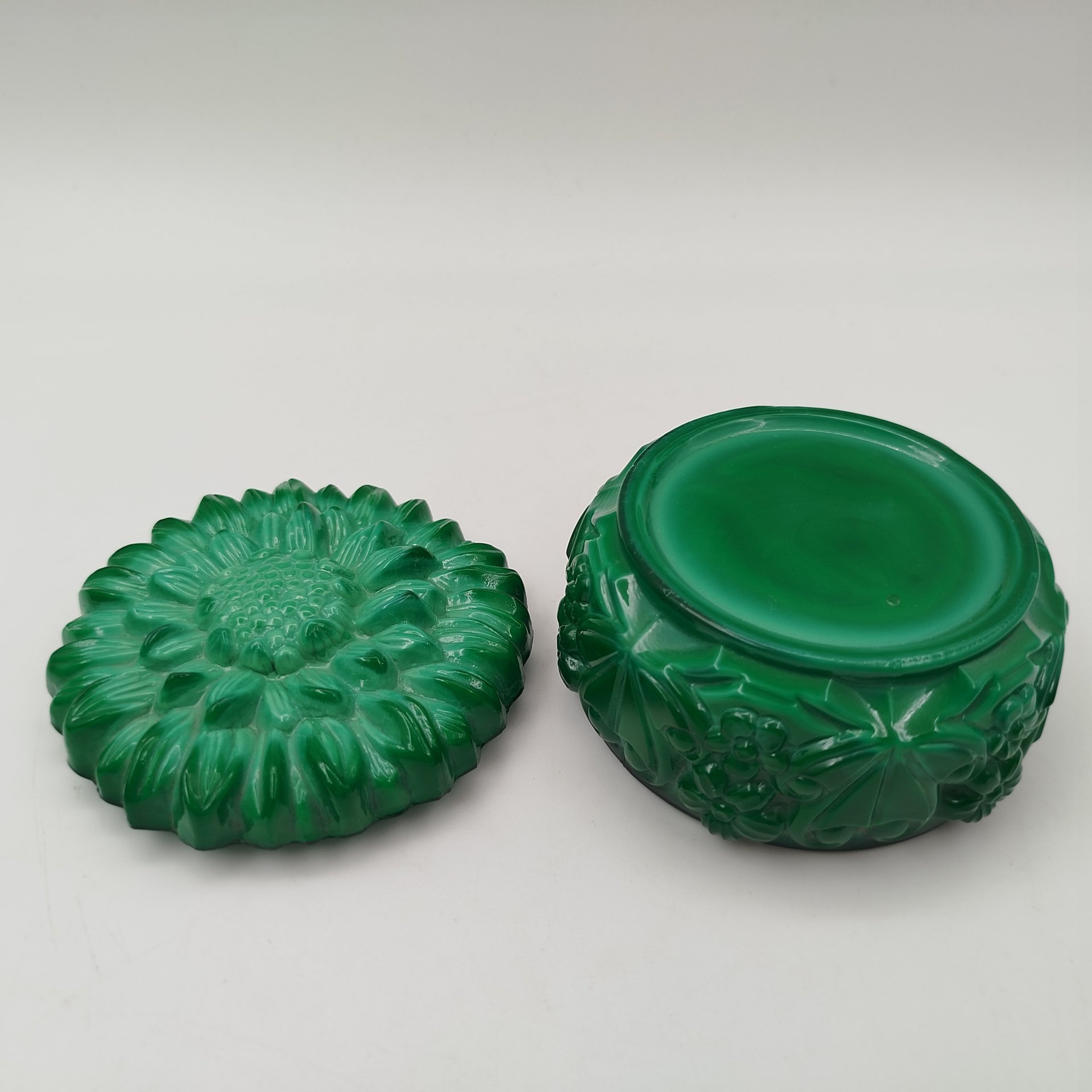 Шкатулка "Хризантема", малахитовое стекло, Чехословакия