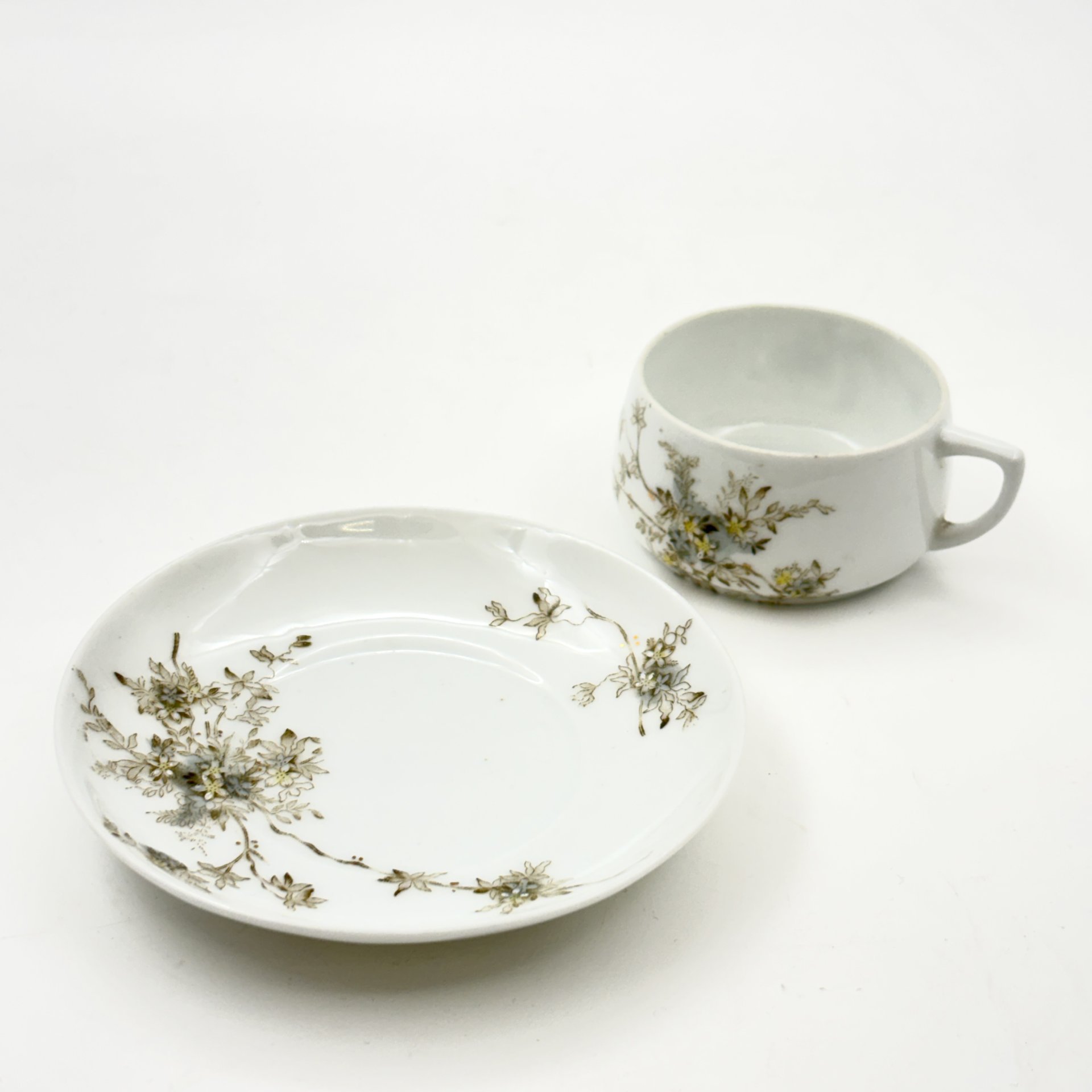 Пара кофейная с нежным цветочным декором, фарфор, деколь, подрисовка, Фарфоровая фабрика Гарднера, Российская империя, 1870-1910 гг.