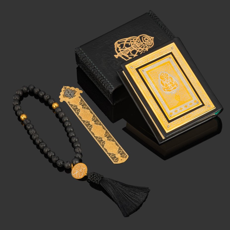 Коран чёрный в художественном оформлении с четками и закладкой, бумага, кожаный переплет, тиснение; художественная накладка из латуни; золочение, серебрение; в деревянном подарочном коробе с бархатным ложементом