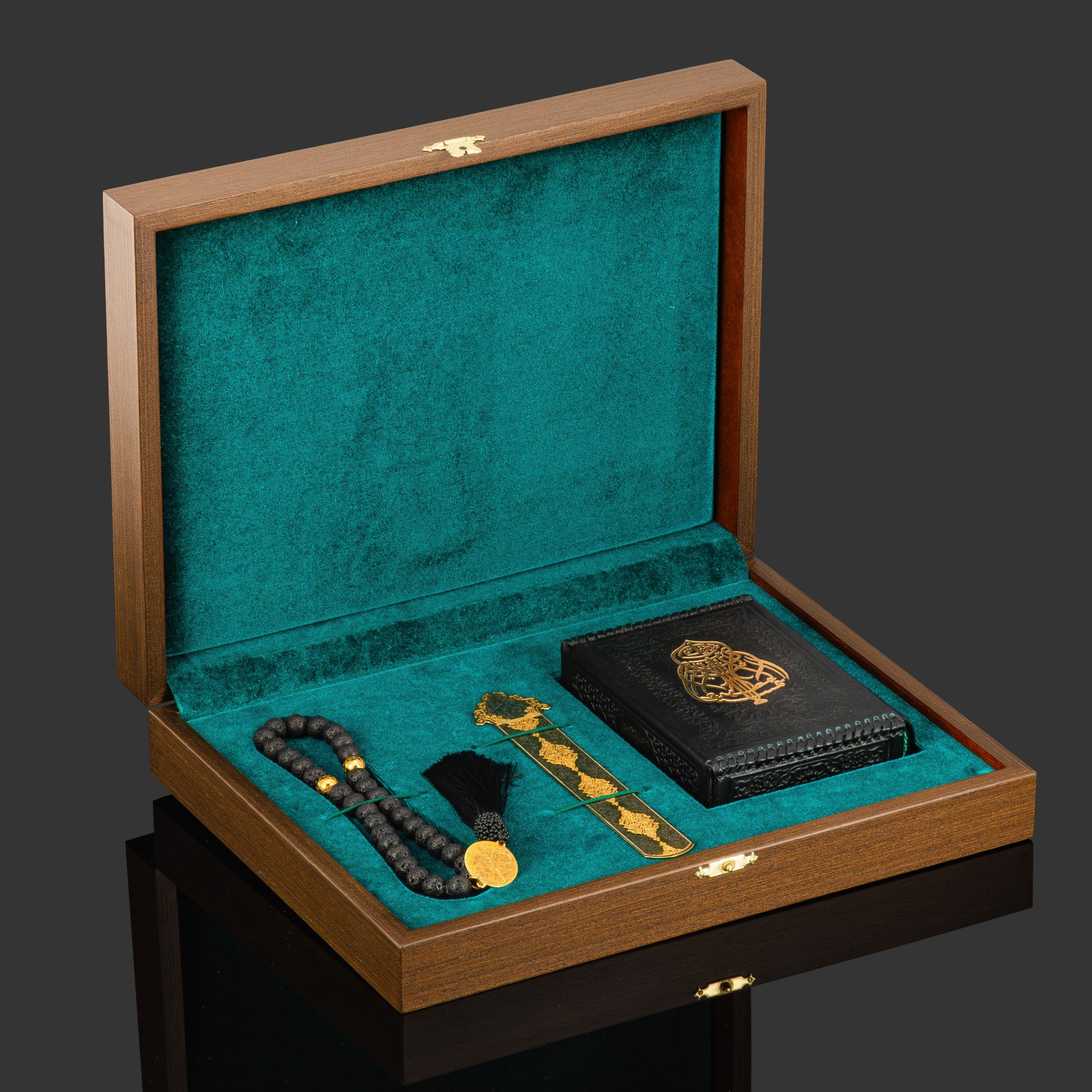 Коран чёрный в художественном оформлении с четками и закладкой, бумага, кожаный переплет, тиснение; художественная накладка из латуни; золочение, серебрение; в деревянном подарочном коробе с бархатным ложементом