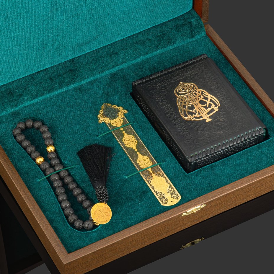 Коран чёрный в художественном оформлении с четками и закладкой, бумага, кожаный переплет, тиснение; художественная накладка из латуни; золочение, серебрение; в деревянном подарочном коробе с бархатным ложементом
