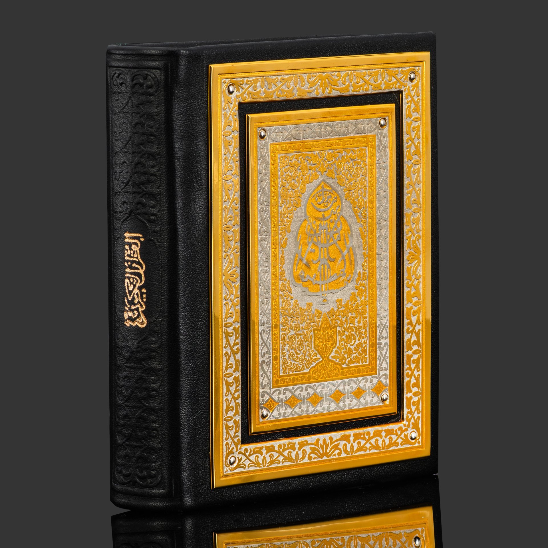Коран чёрный в художественном оформлении с четками и закладкой, бумага, кожаный переплет, тиснение; художественная накладка из латуни; золочение, серебрение; в деревянном подарочном коробе с бархатным ложементом